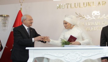 Kılıçdaroğlu, İzmir'de nikah şahidi olduğu geline bilezik taktı