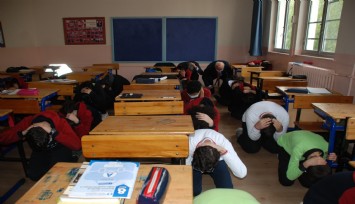 İzmirli öğrenciler, tatbikatla deprem gününü hatırladı