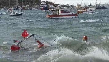 Fırtına Foça'da balıkçı teknelerini batırdı