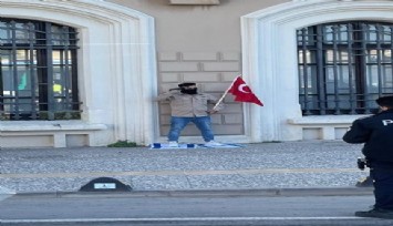Konak'ta hareketli saatler: Başına tabanca dayayan adamı güvenlik güçleri ikna etmeye çalışıyor