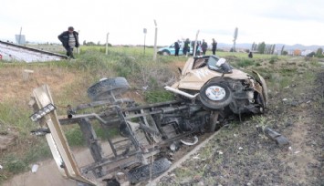 Afyonkarahisar'da kamyonete tren çarptı