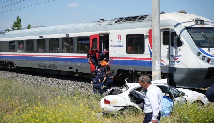 Manisa'da trenle otomobil çarpıştı: 1 kişi hayatını kaybetti