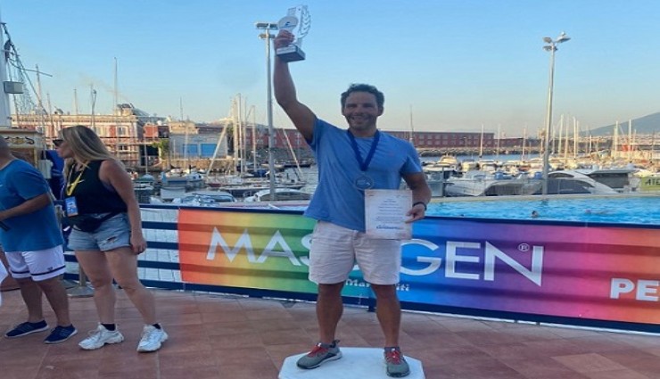 İzmirli yüzücü Emre Erdoğan’dan İtalya’da tarihi başarı: Yüzme Ultra Maratonu’nu kazanan ilk Türk oldu