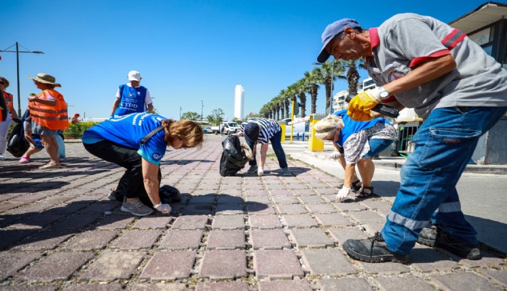 Karşıyaka’da çevre gönüllülerinden sahil temizliği