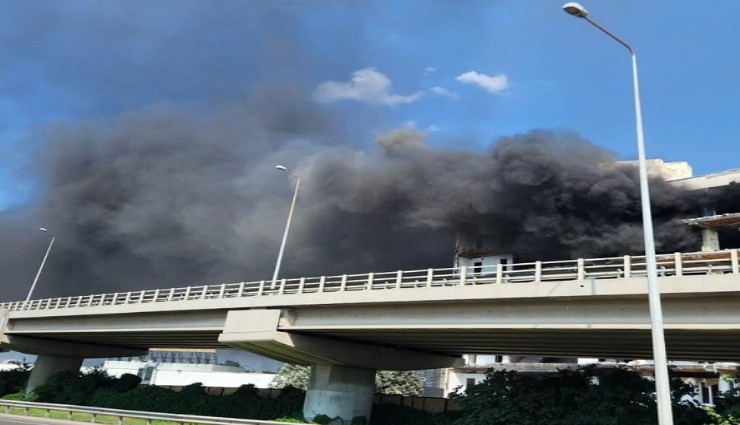 İzmir’de Bornova-Karşıyaka ayrımında yangın: Anayolun dibindeki binadan yükselen dumanlar sürücülere zor anlar yaşattı