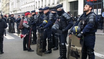 Paris’te aşı kartı protesto edildi