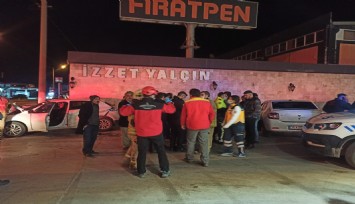 Akaryakıt istasyonunda lastik kontrolü için duran araca otomobil çarptı: 2 yaralı