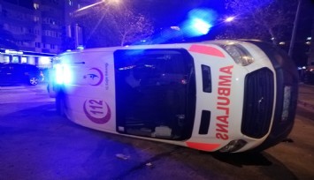 Otomobille çarpışan ambulans yan yattı: 3 yaralı