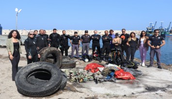 Karaburunda gönüllü deniz temizliği