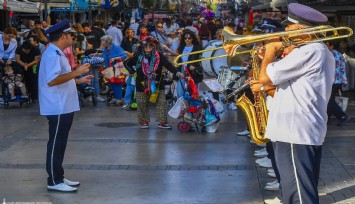 İzmir sokakları  Cumhuriyet konserleri ile şenleniyor