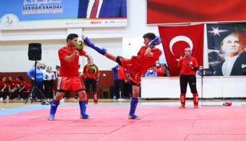 Bayraklı’da Cumhuriyet coşkusu sporla başladı