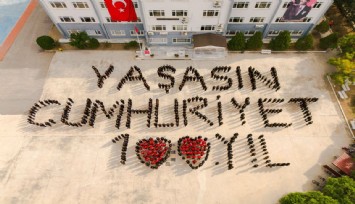 İzmir'de 576 öğrenciden 'Yaşasın Cumhuriyet' koreografisi