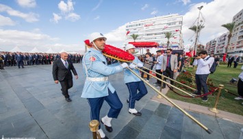 Cumhuriyet’in 100. yılında Ata’ya çelenk bırakıldı