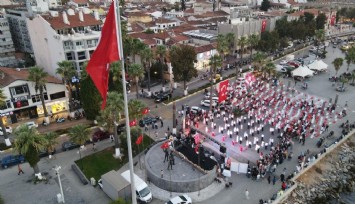 Kuşadası'nda 100 kişi aynı anda vals yaptı