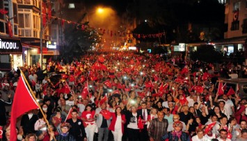 İzmir’i Cumhuriyet coşkusu sardı, etkinlikler gece boyu sürdü