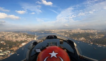 Türk Yıldızları’nın havadaki 100. yıla özel gösterisi kokpitten görüntülendi