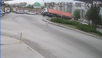 İzmir’de virajı alamayan tır devrildi