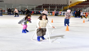 Aşık Veysel Buz Sporları Salonu’nda tatil yoğunluğu