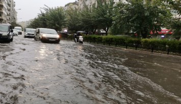 İzmir'i sağanak vurdu: Yollar göle döndü