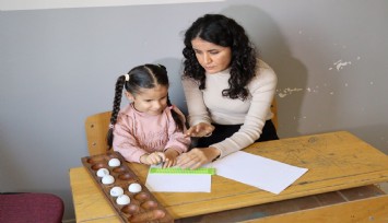 Görme engelli öğretmen, görme engelli minik Fatmanur'un ışığı oldu