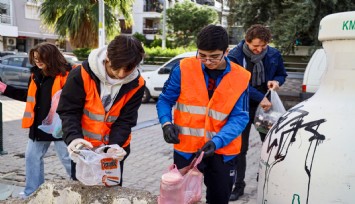 Karşıyaka Belediyesi gençlere geri dönüşüm bilinci aşılıyor