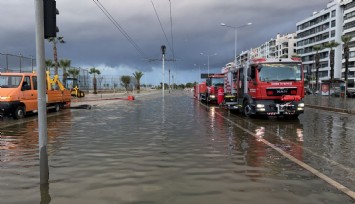 Başkan Soyer’den sel felaketiyle ilgili ilk açıklama: 1200 mesai arkadaşımız ve 250 iş makinesiyle çalışıyoruz