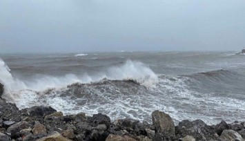 İzmir’de dalgalar yükseldi 4 kişi denize düştü