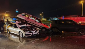 Ödemiş'te feci kaza: Araçlar üst üste çıktı