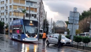 İzmir'de Tramvayla otomobil çarpıştı