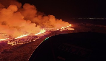 İzlanda’da yanardağ patladı