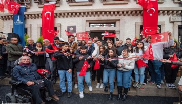 İzmir’in 24 saat yaşayan 100. Yıl Kitap Kafe ve Kütüphanesi açıldı