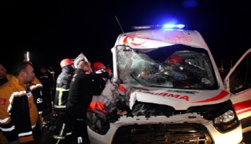 Kalp krizi geçiren hastayı hastaneye yetiştirmeye çalışan ambulans kaza yaptı: 1 can kaybı 4 yaralı