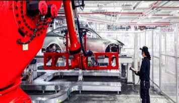 Tesla fabrikasında robotun mühendise saldırdığı ortaya çıktı