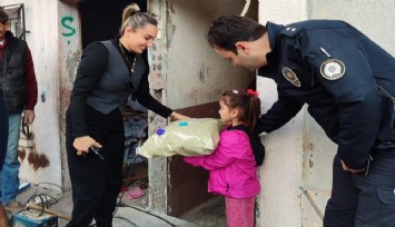 Konak polisinden çocuklara sürpriz yılbaşı hediyesi