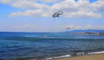 İzmir Dikili'de yangına helikopterle müdehale edildi