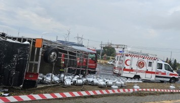 İzmir'de tüp kamyonu ve tır çarpıştı