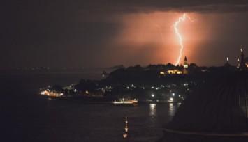 İstanbul'da eşsiz şimşek görüntüleri kameraya yansıdı