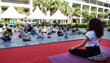 Karşıyaka'da en uzun güne yoga ile başladılar