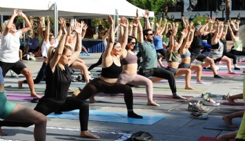 Karşıyaka'da en uzun güne yoga ile başladılar