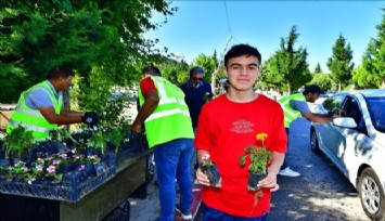 İzmir Büyükşehir Belediyesi’nden mezarlıklarda çiçek sürprizi