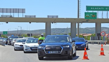 Çeşme'ye bayramda 217 bini aşkın araç giriş yaptı