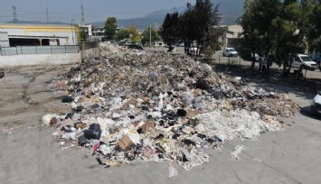 İzmir'in göbeğinde esnafı bezdiren çöp dağları: 'Mikrop kapıp hasta olacağız'