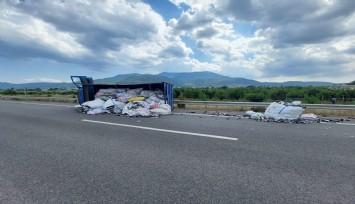 İzmir’de hurda yüklü kamyonet devrildi: 2 yaralı