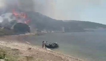 İzmir’deki orman yangınında vatandaşlar denizden tahliye ediliyor