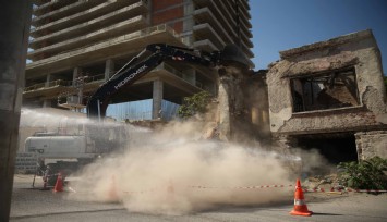 Konak’ta tehlike saçan iki binanın yıkımı gerçekleşti