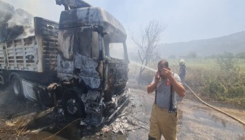 İzmir'de saman yüklü tır alev aldı