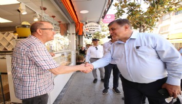 Başkan Tugay, daha sağlıklı bir kent yaşamı için Karşıyaka’yı adım adım geziyor