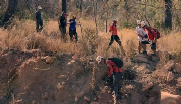 Dağda mahsur kalan turistleri AKUT kurtardı