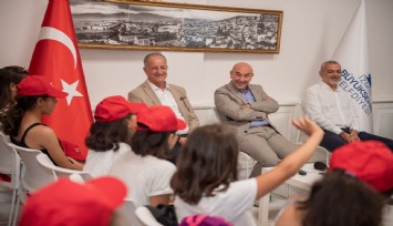 Adıyamanlı depremzede çocuklardan Başkan Soyer'e teşekkür