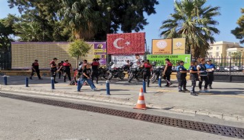 İzmirli öğrenciler okulda öğretmenlerine dışarıda polislere emanet